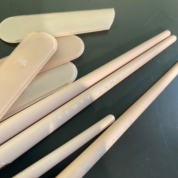 Fenty eyeshadow brushes - Picture 2 of 5